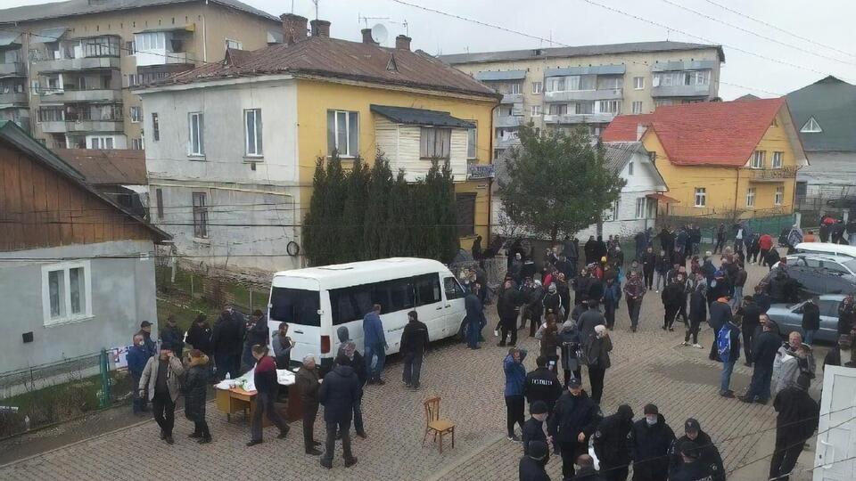 Об'єкти на окрузі взяли під охорону