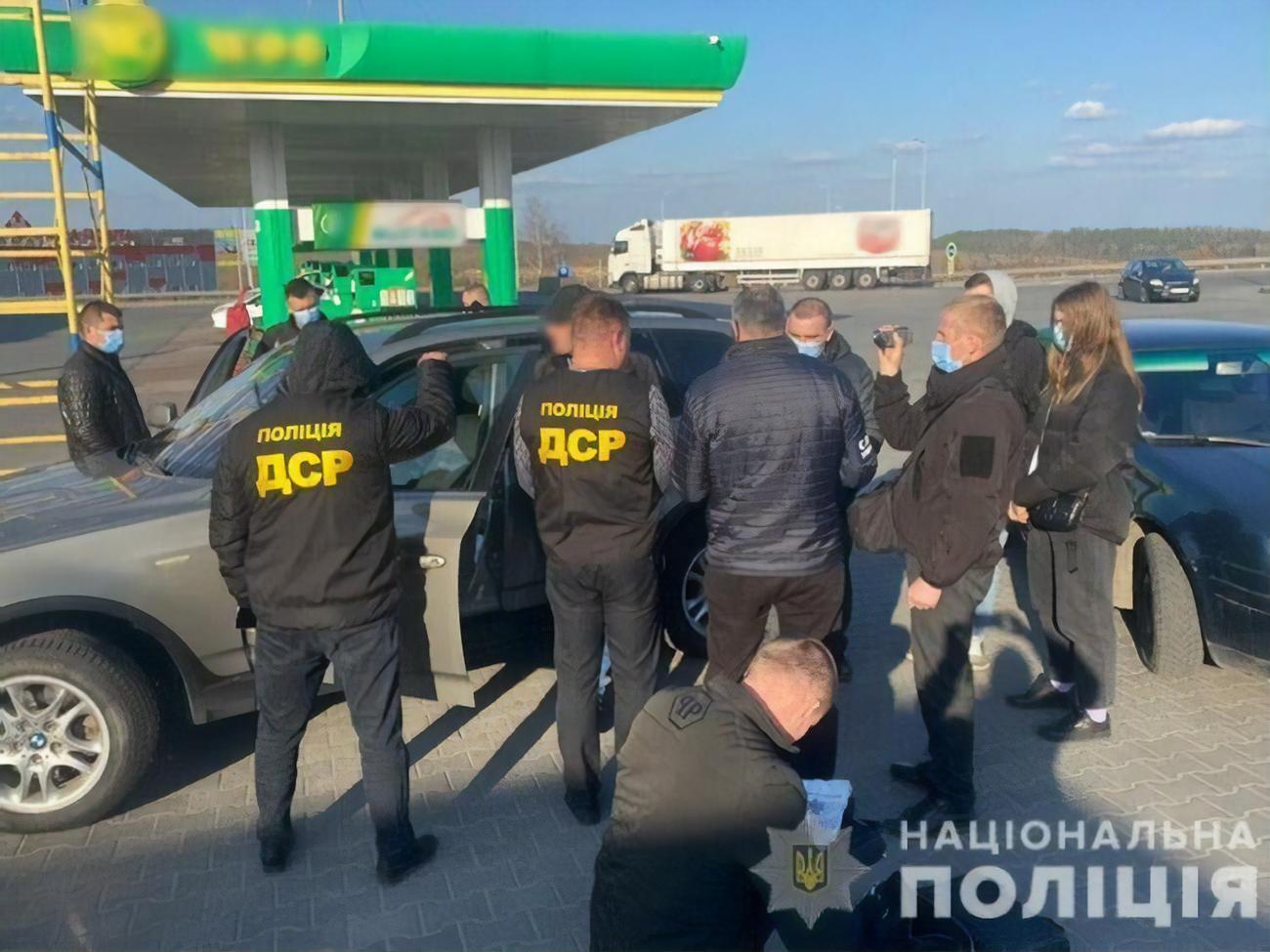 Чиновник вимагав у місцевого підприємця $3,8 тис.