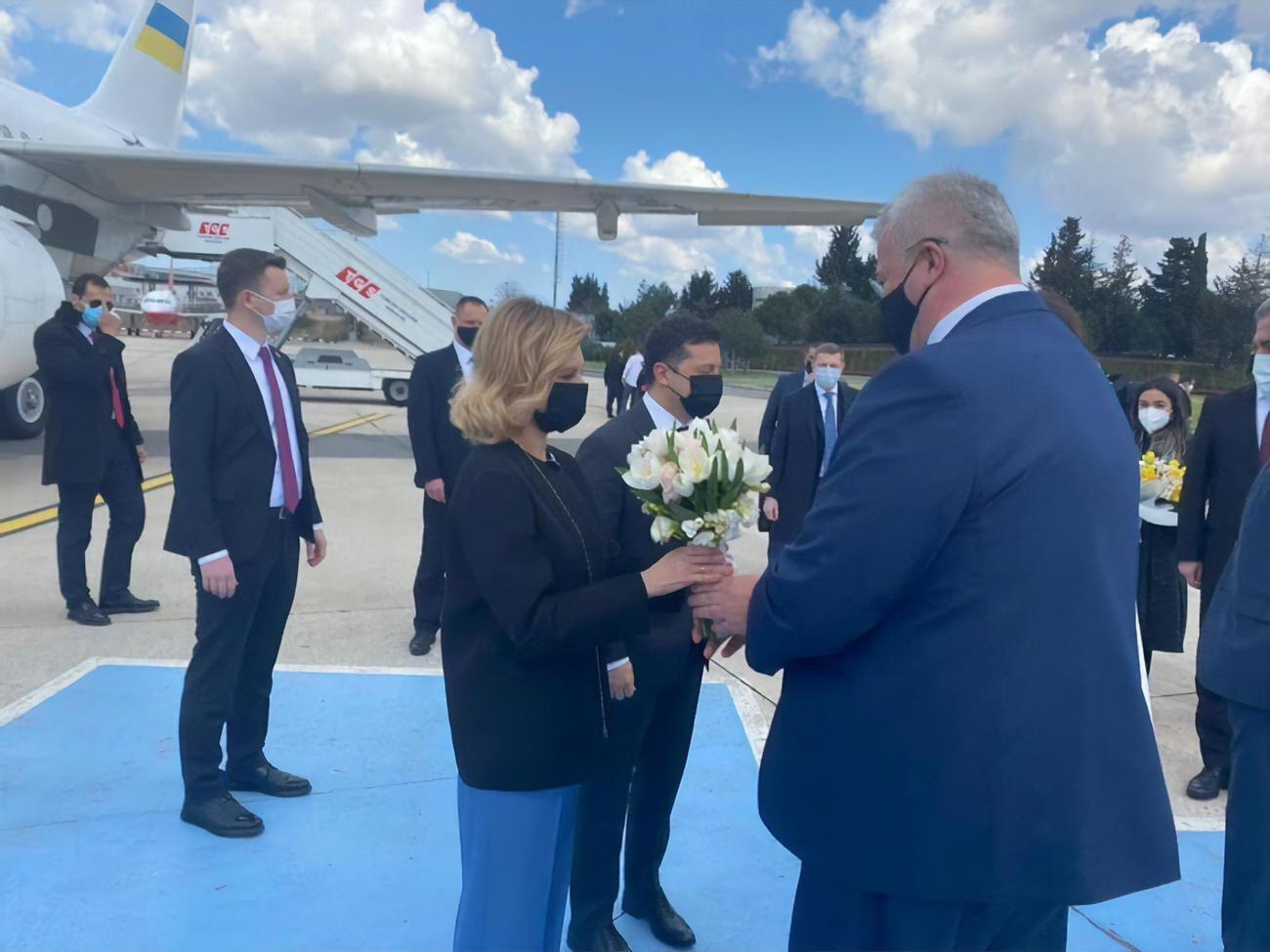 Зеленський (у центрі) має зустрітися із президентом Туреччини Ердоганом