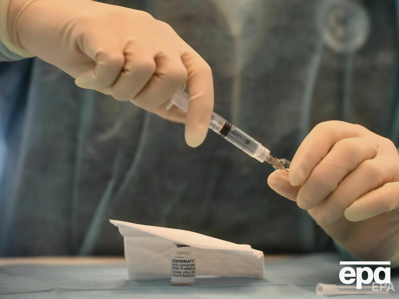 Вакцину&nbsp;Pfizer в первую очередь получат постояльцы и сотрудники домов престарелых, а также сотрудники ГСЧС и пограничники