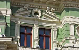 Здание, на фасаде которого установлена скульптура с разрушенным лицом, в горсовете называют одним из самых красивых архитектурных памятников Одессы