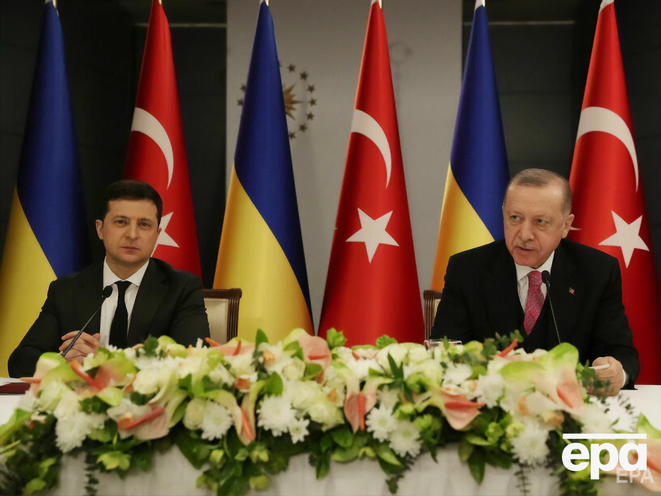 Анкара прилагает усилия для разрешения спора между Украиной и РФ, сказал Эрдоган (на фото справа)