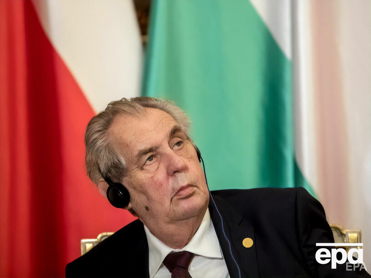 Земан тривалий час лікувався від стопної невропатії, через яку ходить із тростиною