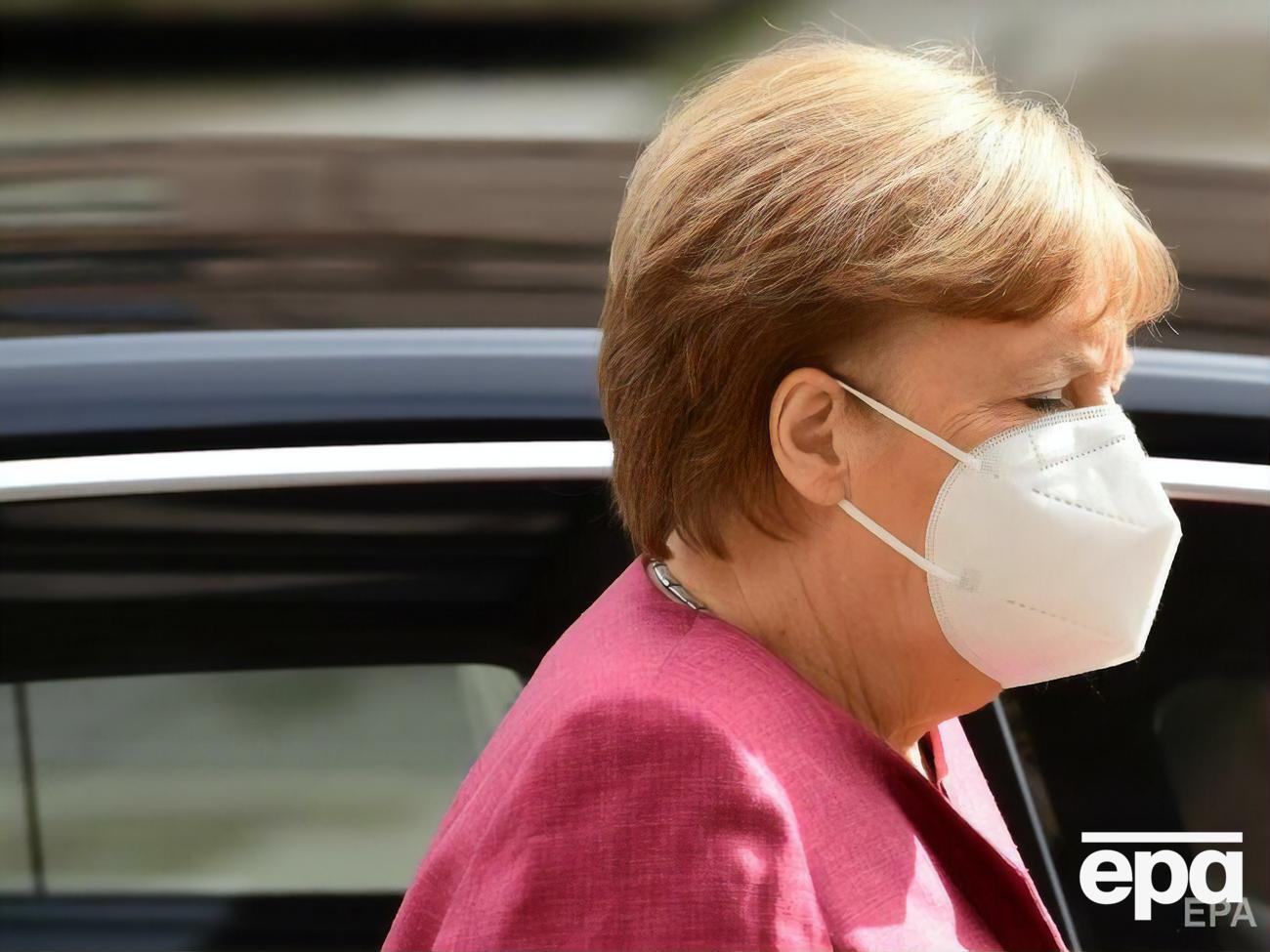 Журналисты связывают отказ Меркель от вакцинации с занятостью: 11 апреля она участвовала в закрытой партийной встрече