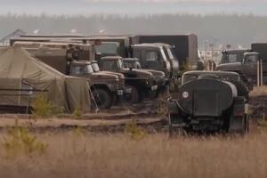 Військовий табір простягається приблизно на 2,4 км, ідеться у відеосюжеті Sky News