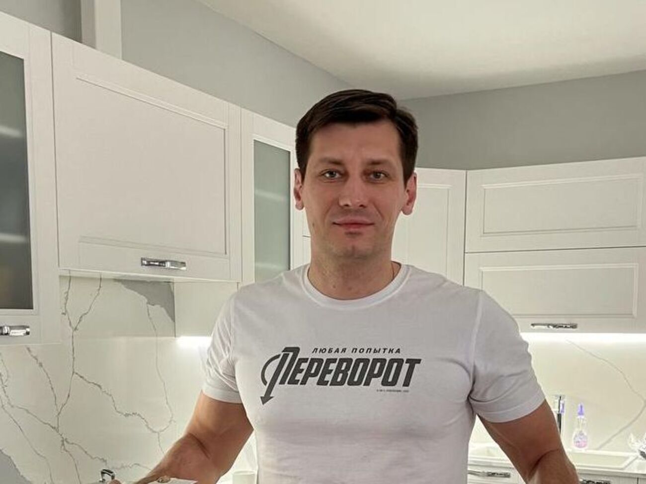 Росії космос не потрібен. Там літають небезпечні супутники, які роздають непідцензурний інтернет і підглядають за палацами маркіза Ротенберга