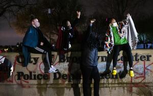 Митинги произошли в городе Бруклин-Сентер
