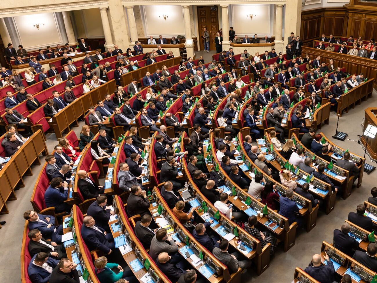 13 квітня депутати зберуться в залі парламенту тричі