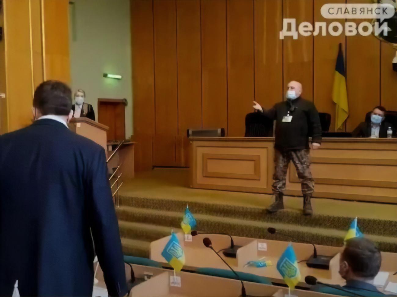 Хоменко розгорнув два прапори – України та Росії