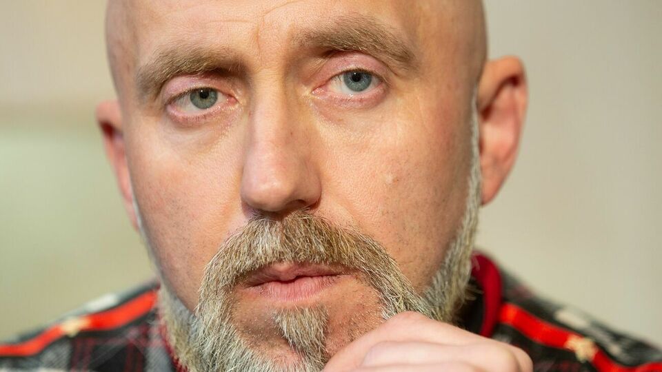 Серега: Ты можешь спросить меня по-другому: имеет ли право мужчина ударить женщину?