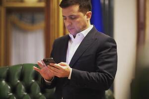 Зеленский пригласил премьер-министра Японии в Киев