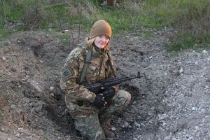 Котеленец в 2015–2016 годах воевала на Донбассе в рядах ДУК "Правый сектор" и "Украинской добровольческой армии"