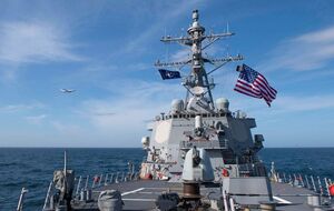 Американские эсминцы могут на расстоянии до 1,5 тыс. км уничтожать цели ракетами, сбивать самолеты противника на расстоянии до 240 км