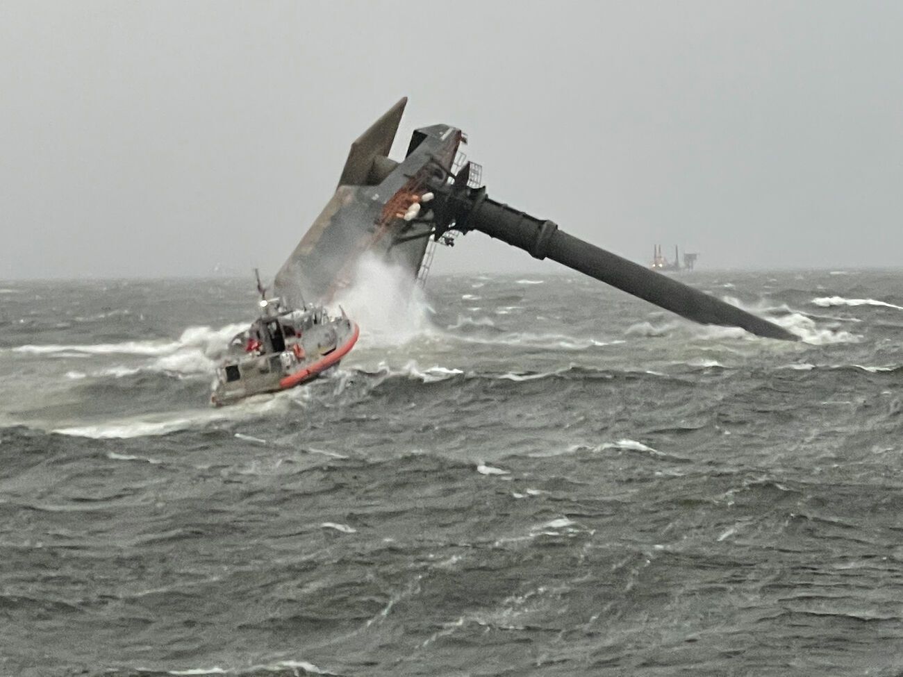 Перевернувшееся судно коммерческое
