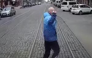 Чоловік був одягнений у спортивний костюм