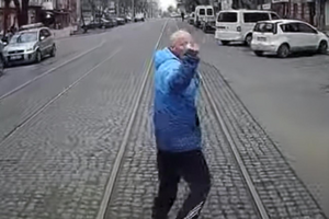 Чоловік був одягнений у спортивний костюм