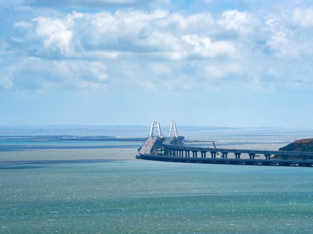 Инцидент, по данным СМИ, произошел в 25 милях от Керченского пролива