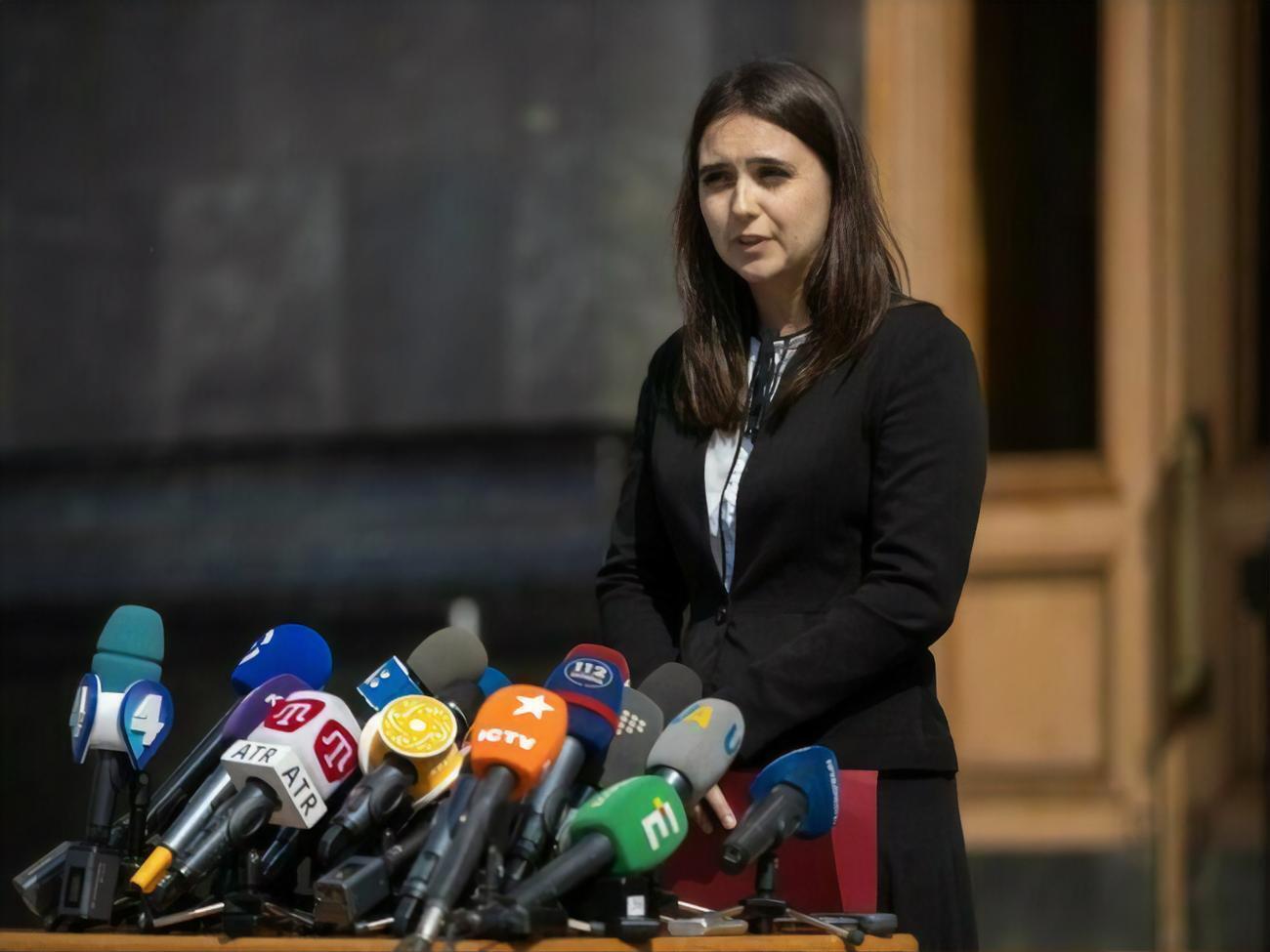 У Мендель уже были конфликты с журналистами