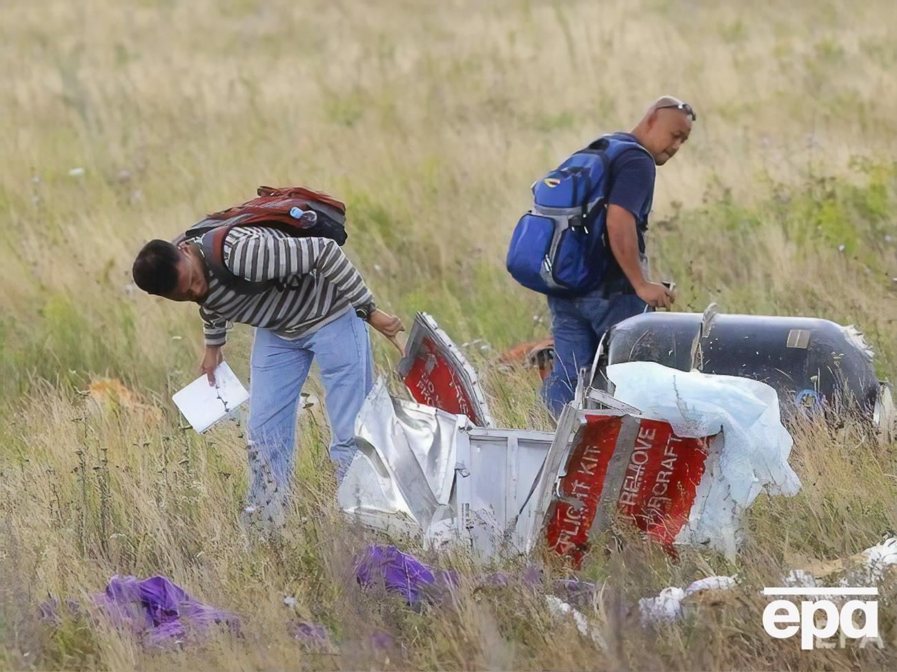 Boeing 777, летевший из Амстердама в Куала-Лумпур рейсом MH17, потерпел крушение 17 июля 2014 года