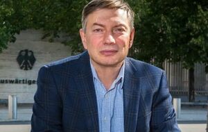 Після кожного загострення російсько-американських відносин падає курс рубля, а не долара. Це найкращий показник, хто тут слон, а хто Моська