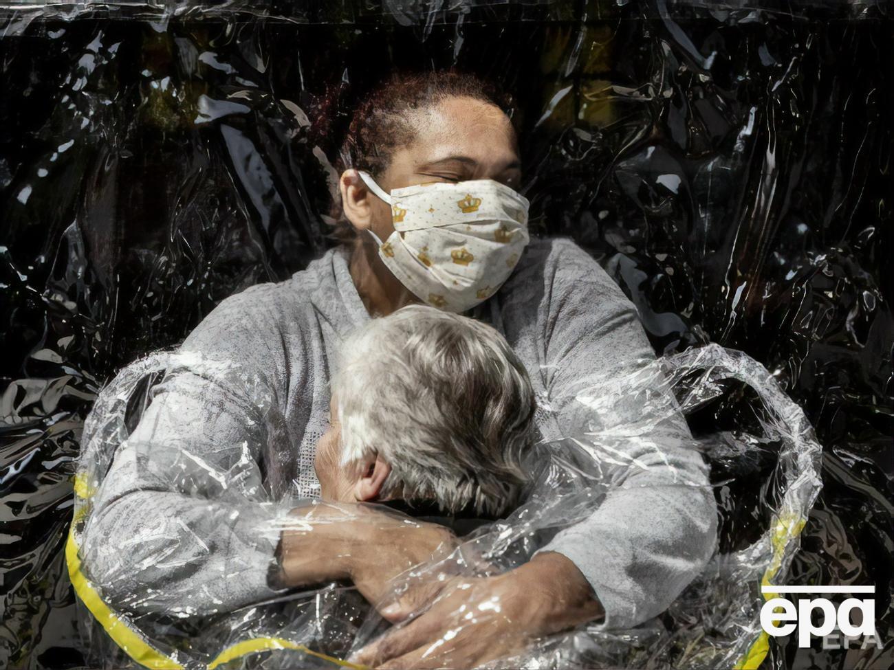 Лучшее фото 2020 года &ndash;&nbsp;снимок датского фотографа Мадса Ниссена, сделанный в пансионате для престарелых