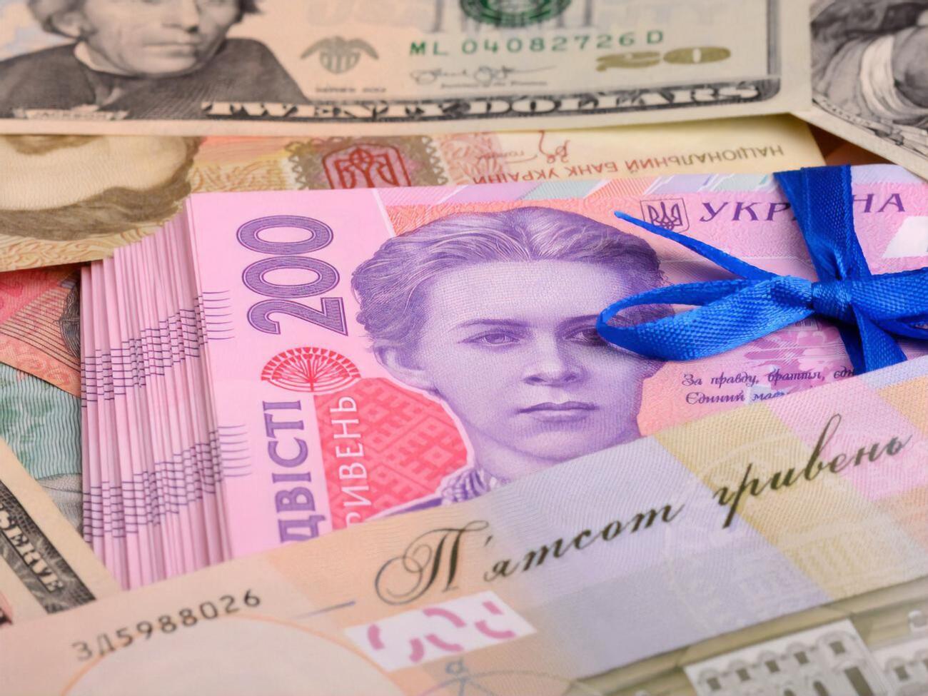 Гривня щодо долара подорожчала на дві копійки