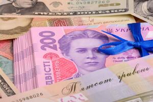 Гривня щодо долара подорожчала на дві копійки