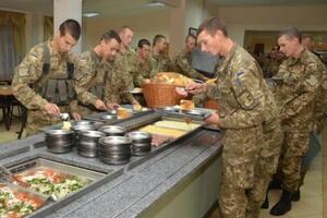 Народные депутаты сталкиваются с жалобами военнослужащих на испорченные продукты