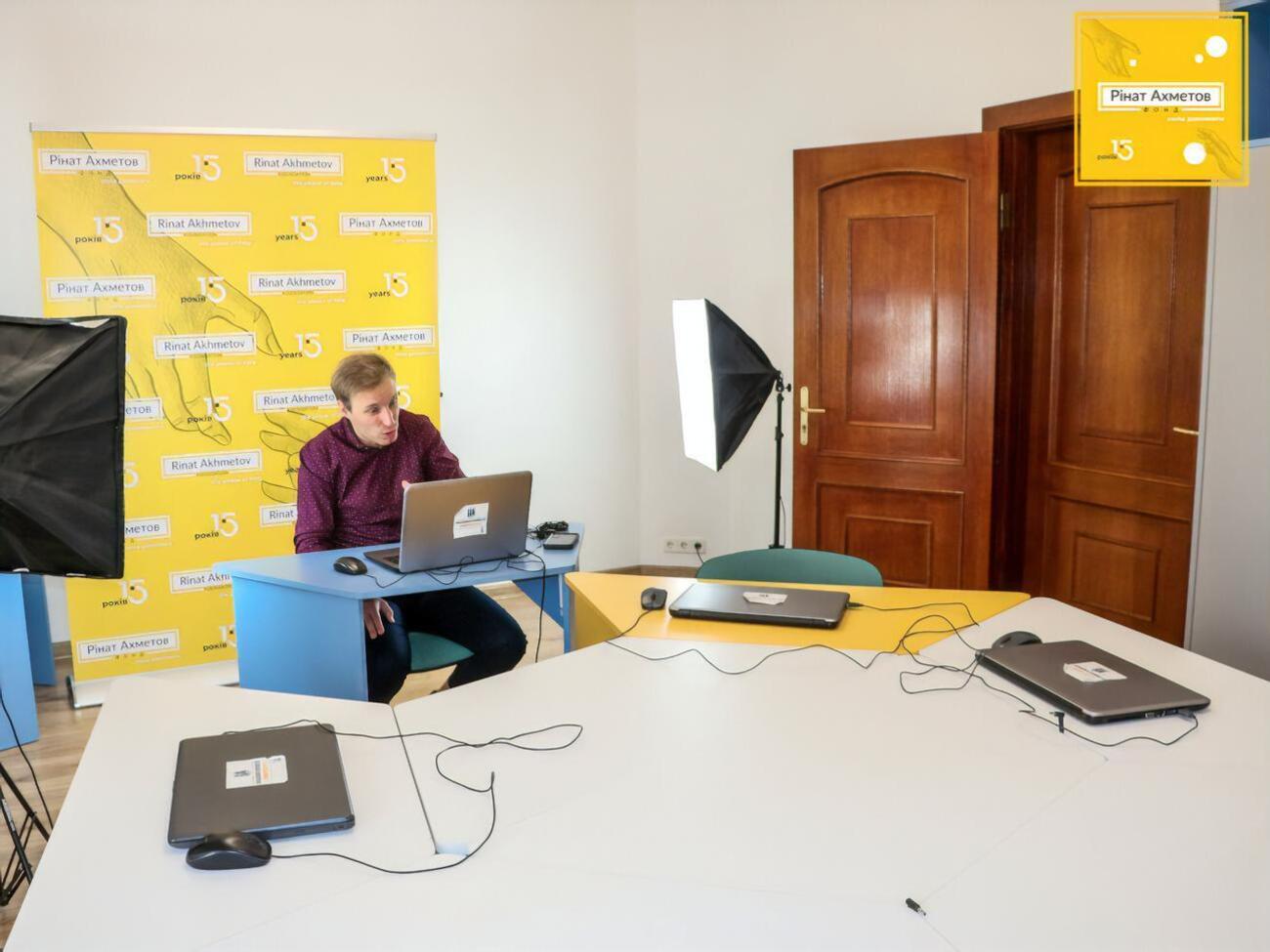 Снимать качественное видео, монтировать и заливать в YouТube детей обучал опытный тренер и блогер Сергей Чекмарев