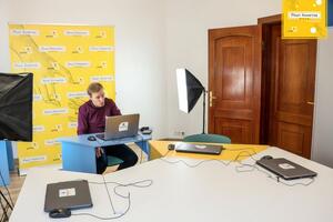 Снимать качественное видео, монтировать и заливать в YouТube детей обучал опытный тренер и блогер Сергей Чекмарев