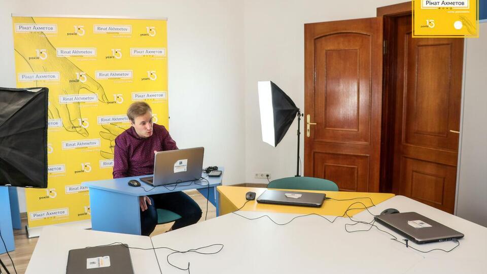 Снимать качественное видео, монтировать и заливать в YouТube детей обучал опытный тренер и блогер Сергей Чекмарев