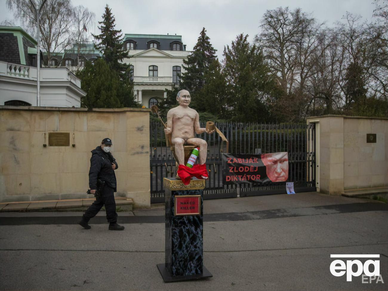 Активисты решили "усовершенствовать российское посольство в духе эстетики путинской мафии"