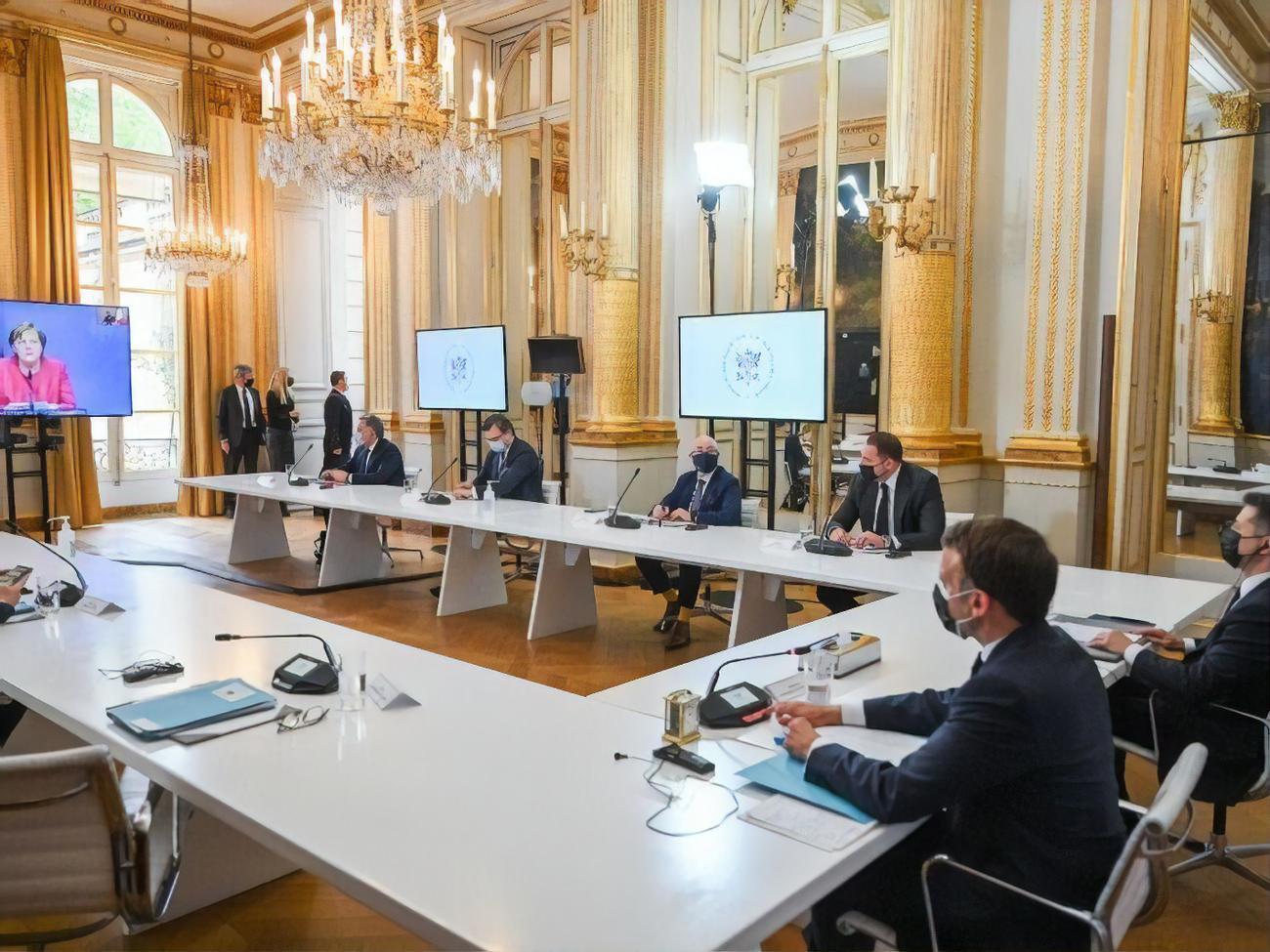 Меркель узяла участь у переговорах Зеленського і Макрона (ліворуч) у відеоформаті