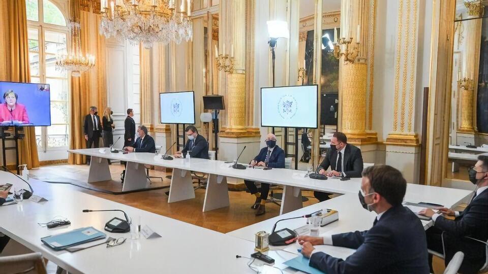Меркель узяла участь у переговорах Зеленського і Макрона (ліворуч) у відеоформаті