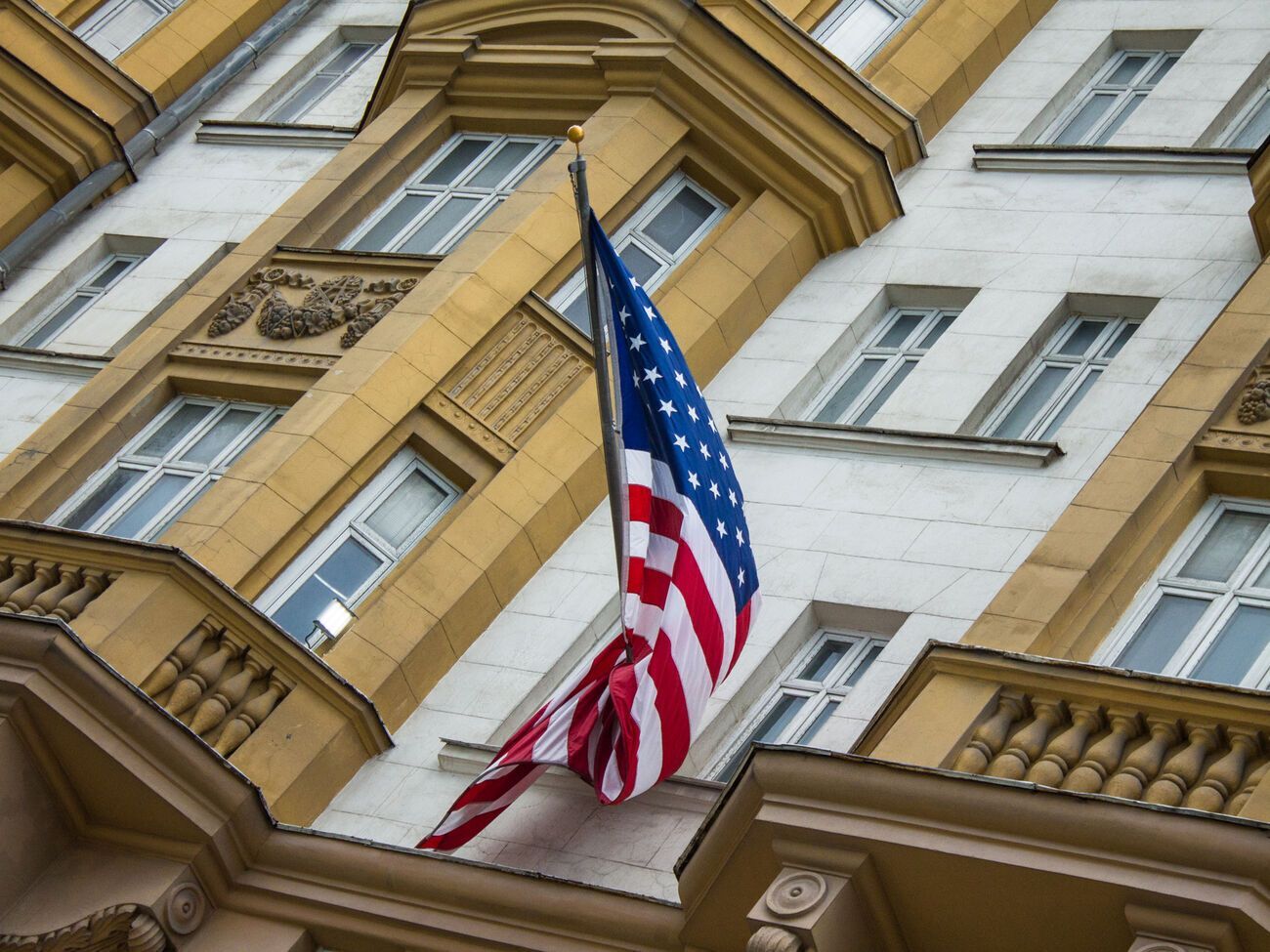 Россия отправляет американского посла "в свою столицу"