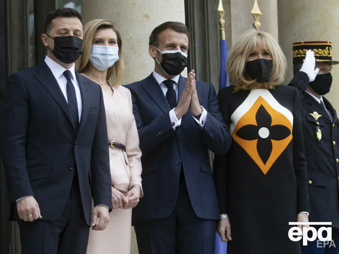 Французьке перше подружжя зустріло українське на ґанку своєї резиденції