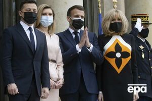 Французьке перше подружжя зустріло українське на ґанку своєї резиденції