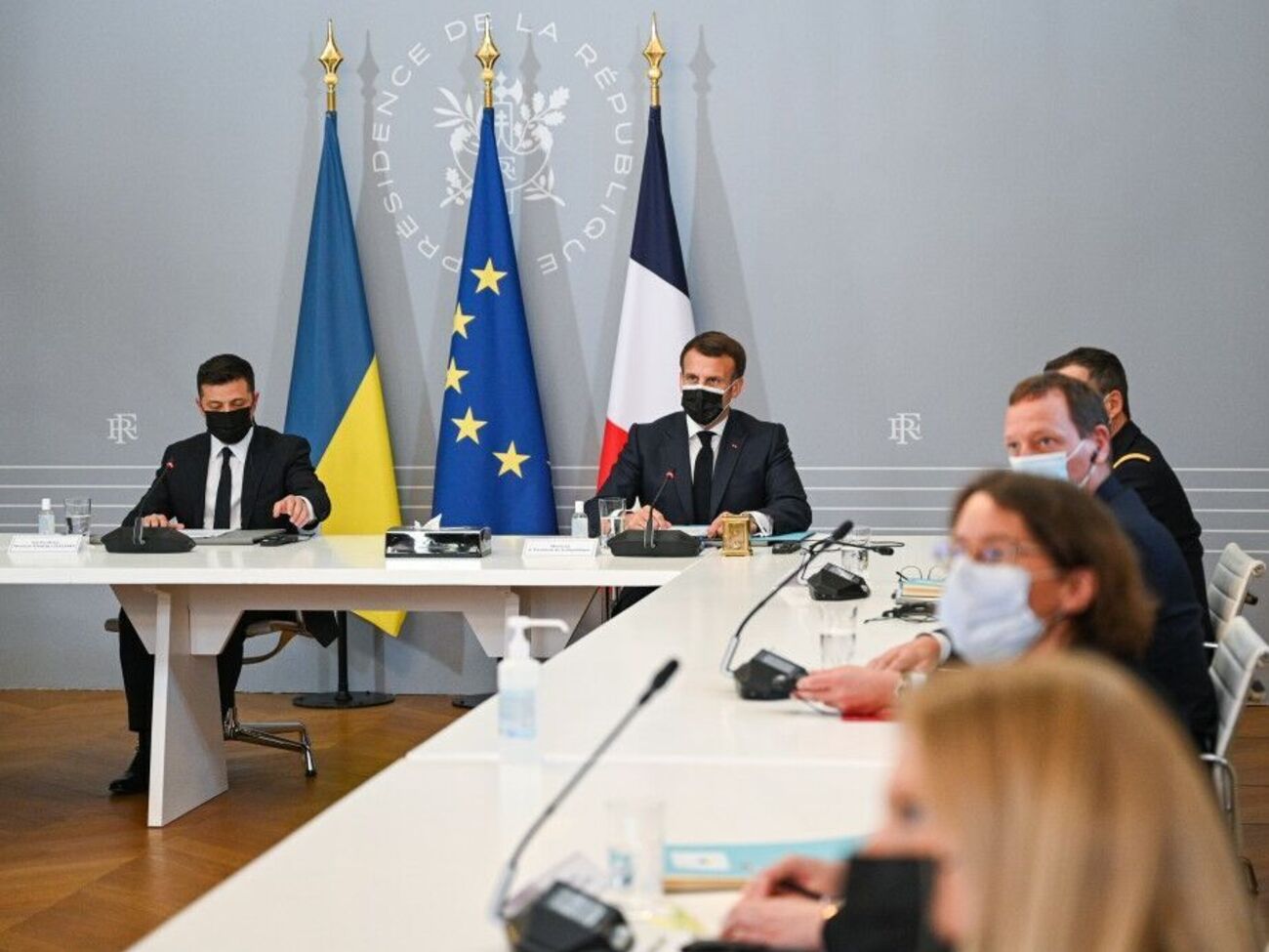 Зеленський у Парижі обговорив ситуацію на сході України з Макроном і Меркель