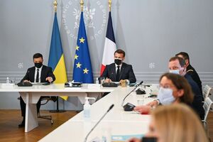 Зеленський у Парижі обговорив ситуацію на сході України з Макроном і Меркель