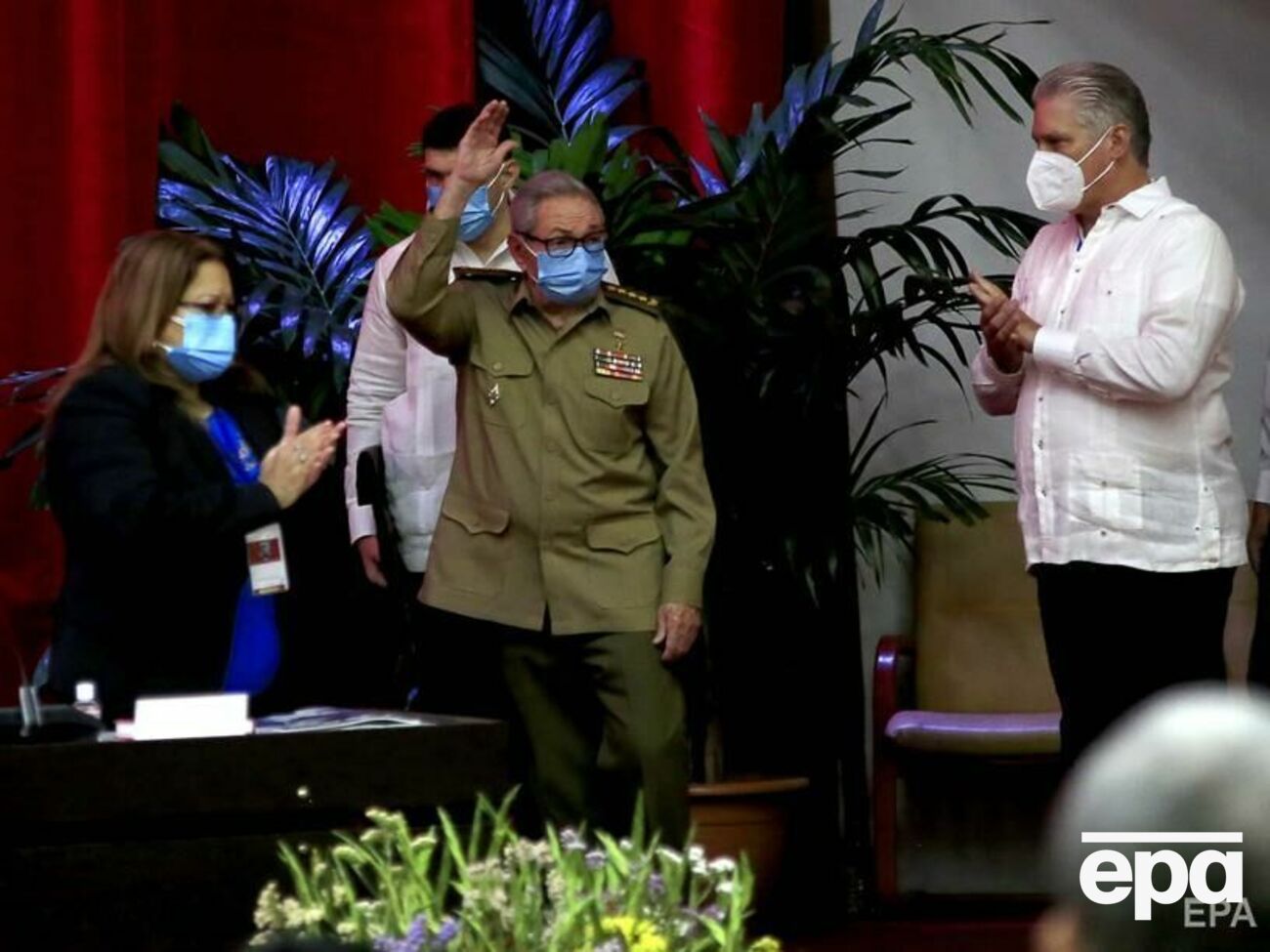 Кастро (в центре):&nbsp;Пока я буду жив, я готов защищать родину, революцию и социализм