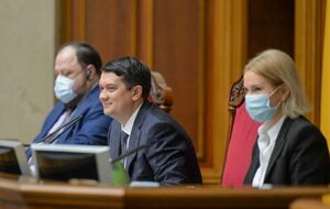 Разумков (в центре) на заседании Рады пародировал нардепа Брагаря