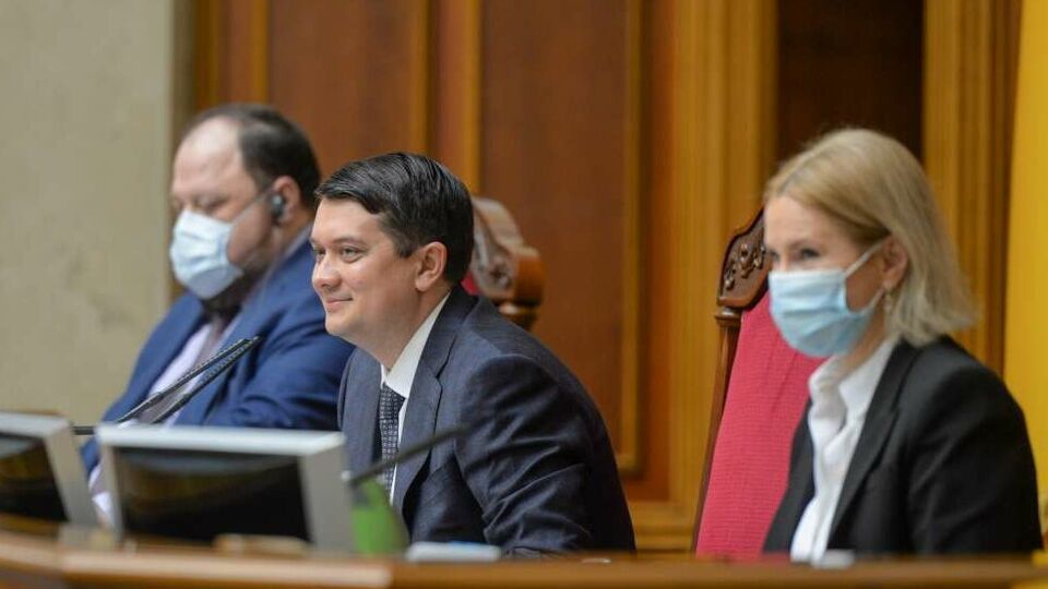 Разумков (у центрі) на засіданні Ради пародіював нардепа Брагаря