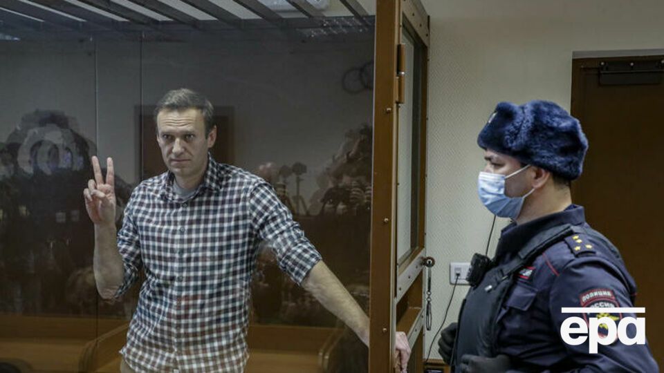 Навальний вважає, що в колонії до нього не допускають медиків, оскільки можуть з'ясувати, що втрата чутливості кінцівок пов'язана з отруєнням