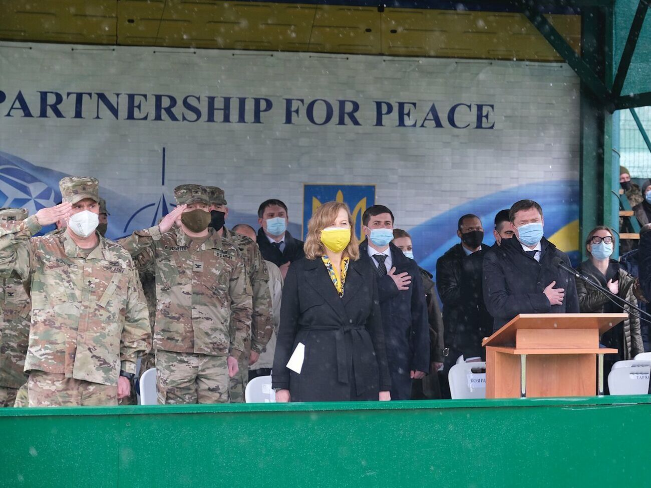 Украина продемонстрировала сдержанность перед лицом запугиваний и агрессии со стороны РФ, сказала Квин (по центру на фото)