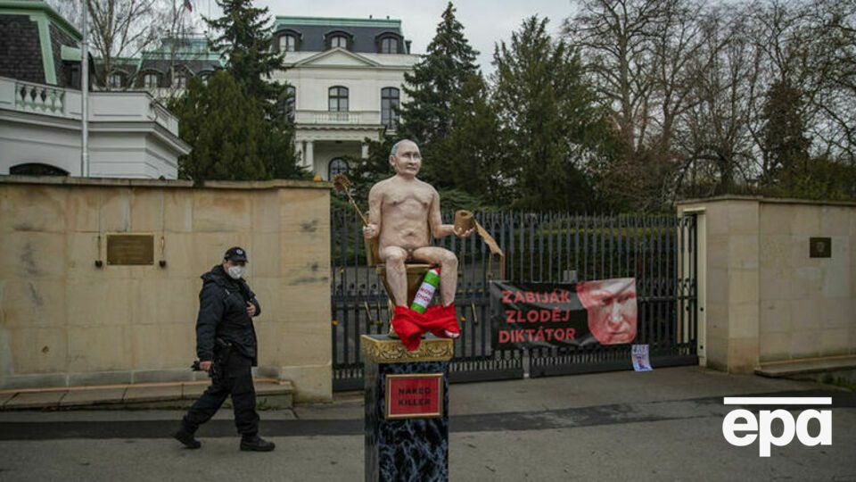 The activists protest against imprisonment of Russian opposition leader Alexei Navalny, violation of human rights in Russia and its aggression against Ukraine