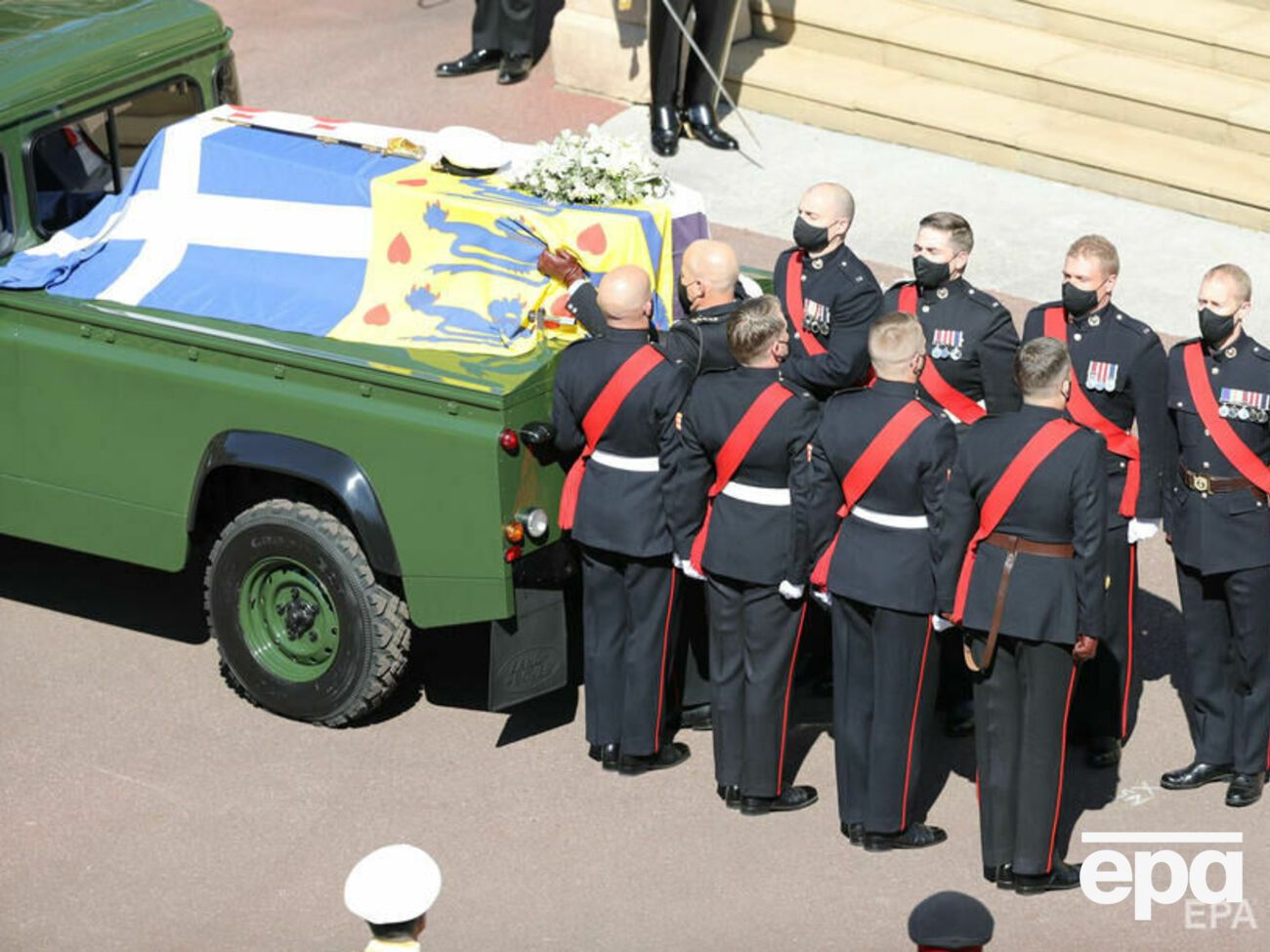 Гроб с телом супруга королевы привезли к&nbsp;Виндзорскому замку на&nbsp;Land Rover, который модифицировали по его проекту