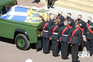 Труну з тілом чоловіка королеви привезли до Віндзорського замку на Land Rover, який модифікували за його проєктом