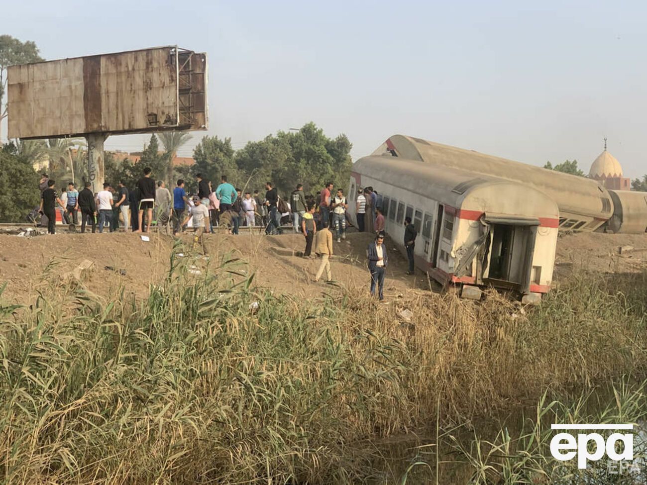 С рельсов сошел поезд, следующий из Каира