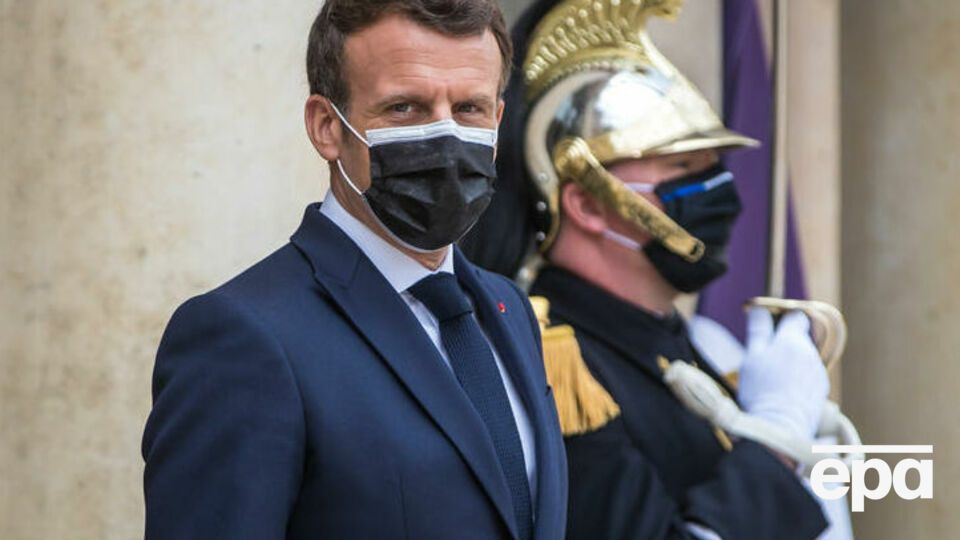 Ситуация со стягиванием РФ войск к границам Украины неприемлема, отметил Макрон