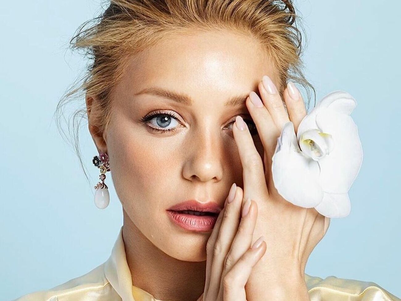 Тина Кароль предстала в костюме цвета парного молока